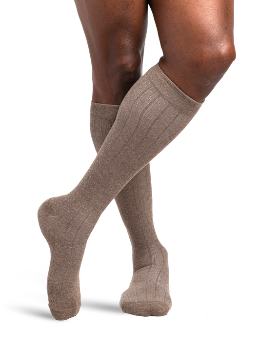 Man wearing Style Linen compression socks in the color Brown
