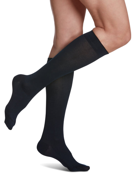 Woman wearing Sigvaris Style Sea Island Cotton compression socks in the color Navy