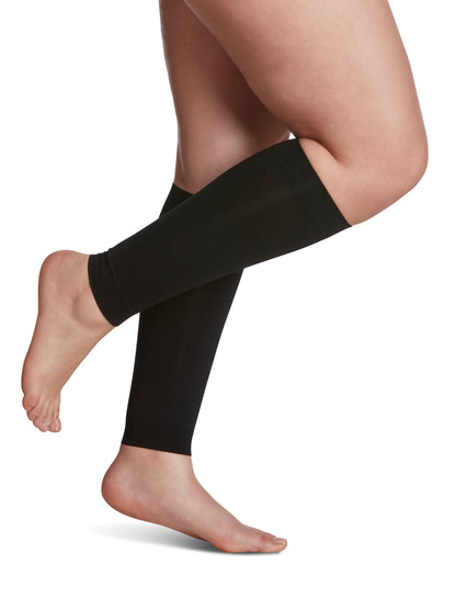 Woman wearing SIGVARIS Performance Sleeves compression calf sleeves in the color Black
